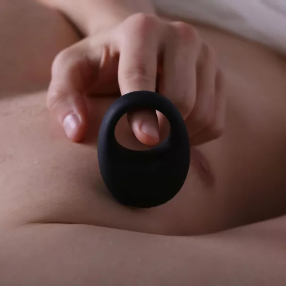 Je Joue Mio - akumulatorski vodootporni vibrirajući prsten za penis - crni