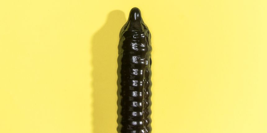 Crni dildo na žutoj pozadini - lovesexshop.hr sex shop