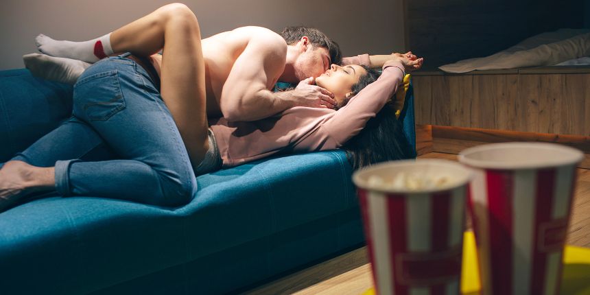 Par se ljubi tijekom večeri erotskih filmova kod kuće | lovesexshop.hr sex shop