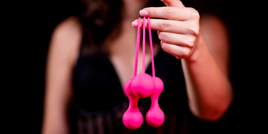 Žena drži kuglice za kegel vježbe za jačanje zdjeličnog dna i snažnije orgazme | lovesexshop.hr sex shop